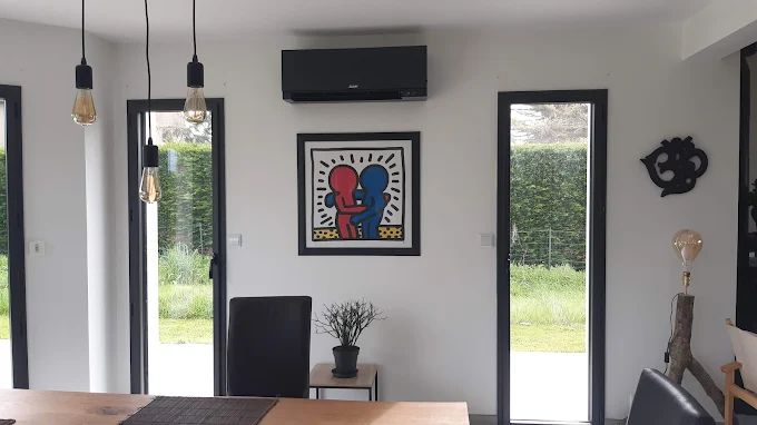 Climatisation murale réversible dans un séjour