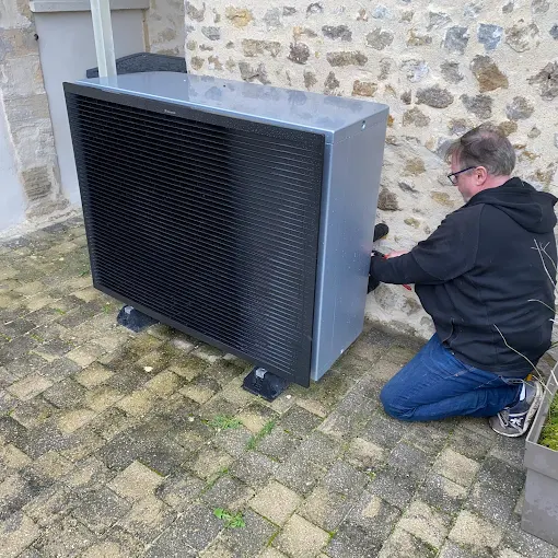 Pompe à chaleur installée sur une maison en pierre